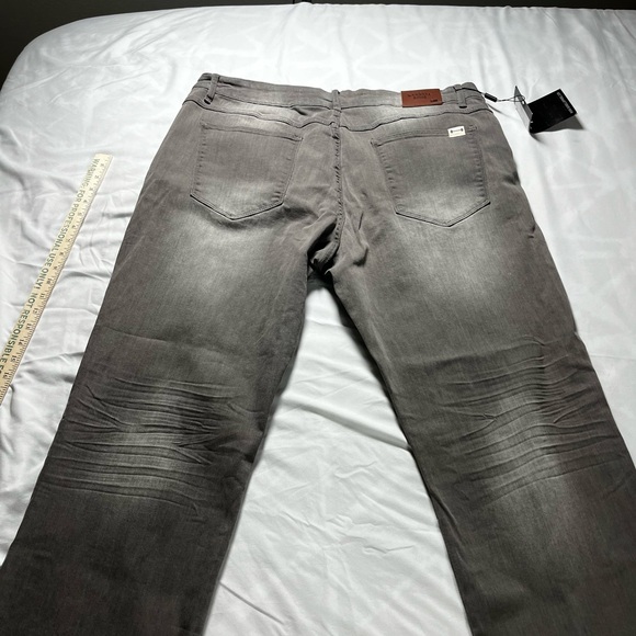 Barbell Men's Relaxed Athletic Fit Jeans - Concrete in color NWT - Picture 11 of 14